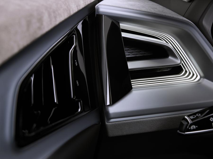 Детали интерьера Audi Q4 e-tron Concept 2019 года  (фото 16 из 28)